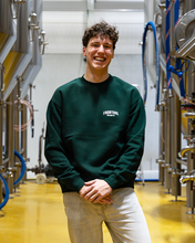 Load image into Gallery viewer, Frontaal Brewing Company Simcoe Sweater Groen Model