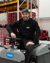 Load image into Gallery viewer, Frontaal Brewing Company Simcoe Sweater Zwart Model
